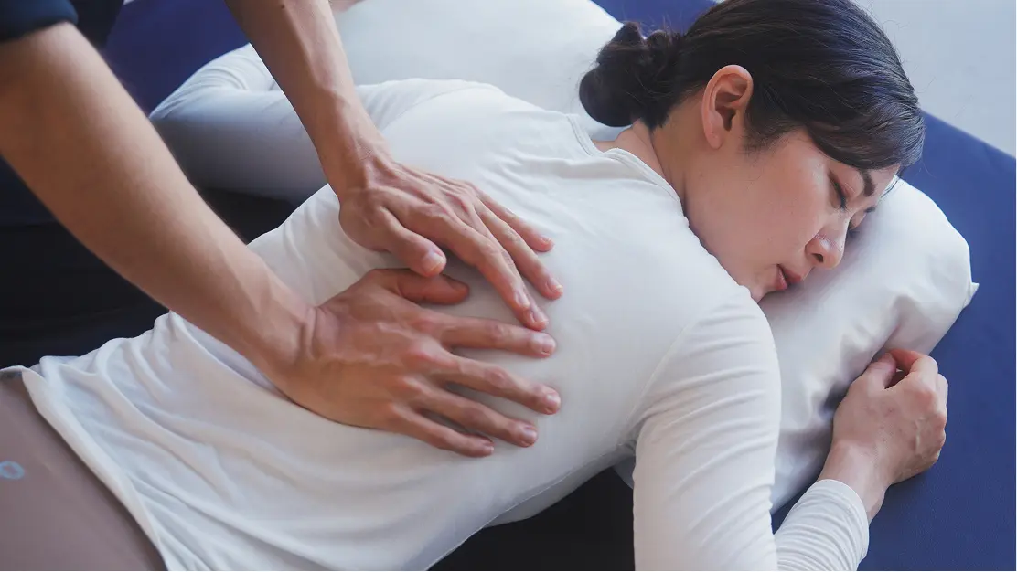 JAPANESE MASSAGE ACADEMY | 初心者講座のマッサージ施術風景