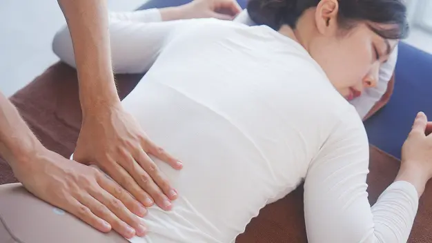 JAPANESE MASSAGE ACADEMY | 初心者講座のマッサージ施術風景