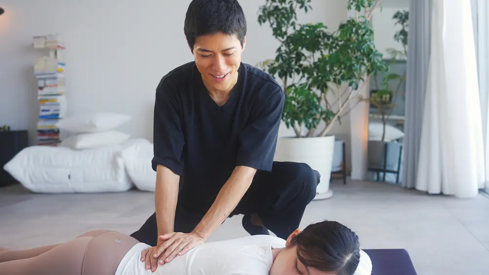 JAPANESE MASSAGE ACADEMY | 菊地荘輔によるマッサージの施術風景