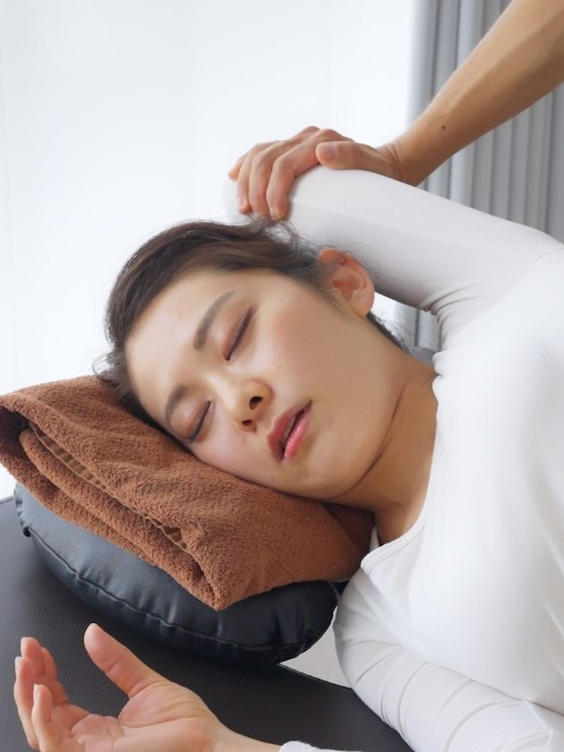 脚を支えて伸ばすストレッチ
